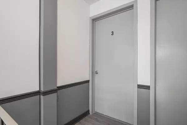 18 Thirty Third ST #3, Toronto W06, ON M8W 3G9