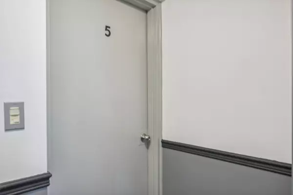 18 Thirty Third ST #5, Toronto W06, ON M8W 3G9