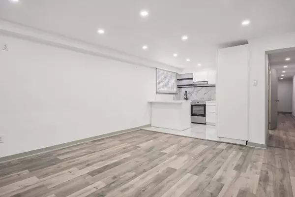 18 Thirty Third ST #6, Toronto W06, ON M8W 3G9