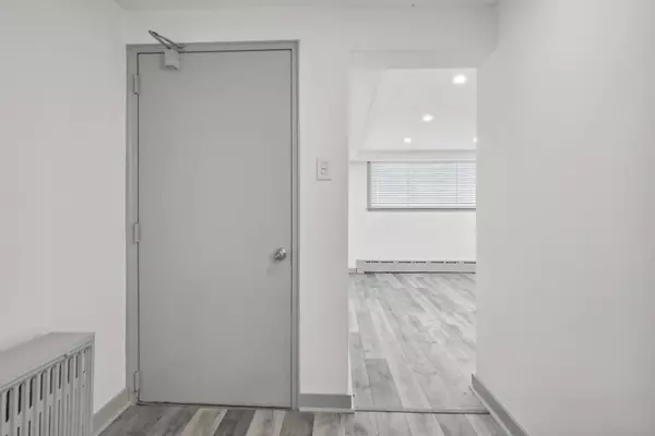 18 Thirty Third ST #6, Toronto W06, ON M8W 3G9