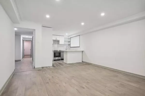 18 Thirty Third ST #5, Toronto W06, ON M8W 3G9