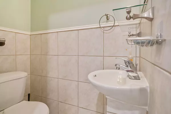 18 Thirty Third ST #1, Toronto W06, ON M8W 3G9