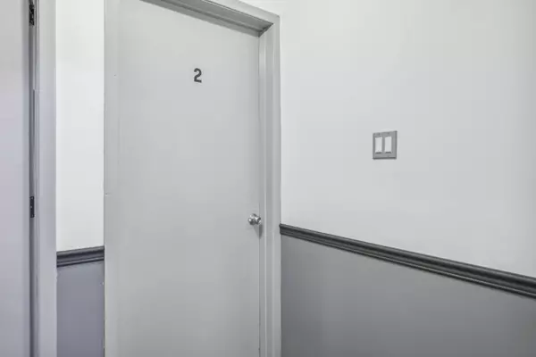 18 Thirty Third ST #2, Toronto W06, ON M8W 3G9