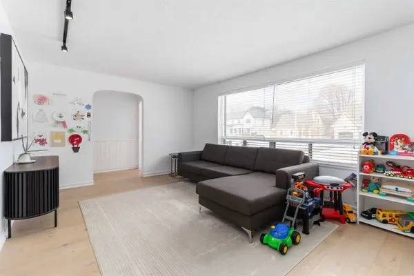 2046 Redan DR #Main, Mississauga, ON L4Y 1N8