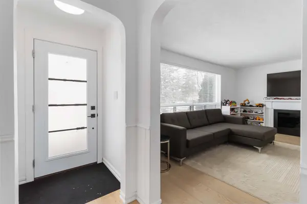 2046 Redan DR #Main, Mississauga, ON L4Y 1N8