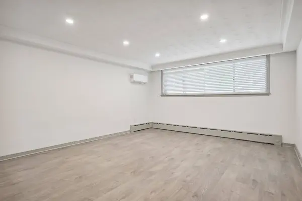 18 Thirty Third ST #5, Toronto W06, ON M8W 3G9