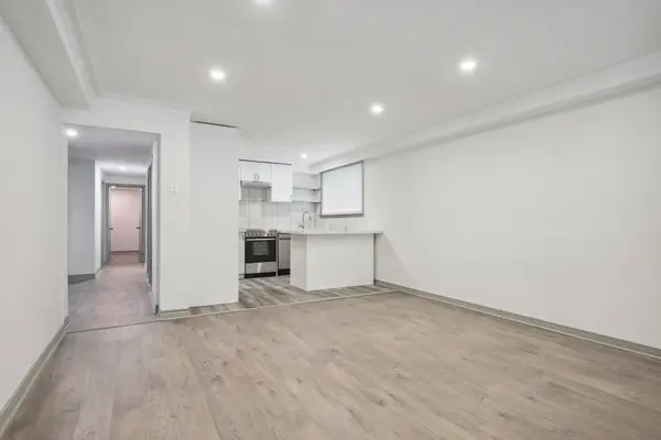 18 Thirty Third ST #5, Toronto W06, ON M8W 3G9