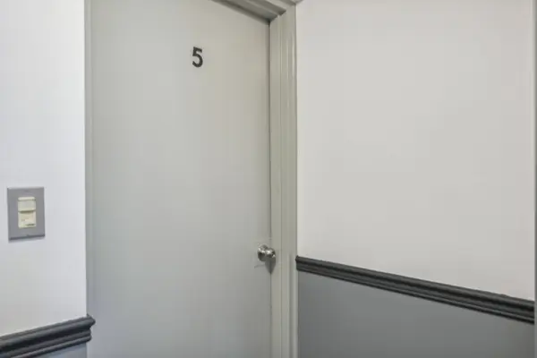 18 Thirty Third ST #5, Toronto W06, ON M8W 3G9