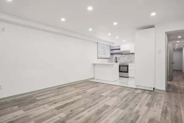 18 Thirty Third ST #6, Toronto W06, ON M8W 3G9