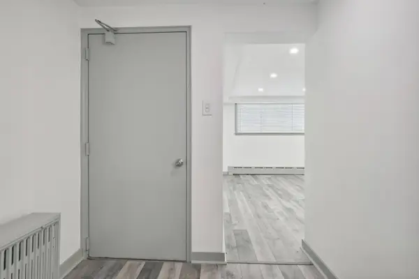 18 Thirty Third ST #6, Toronto W06, ON M8W 3G9