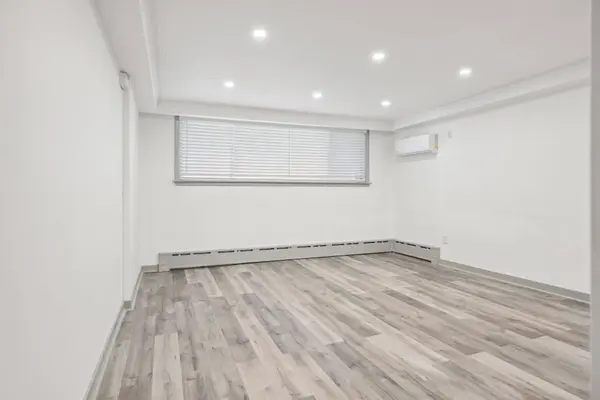 18 Thirty Third ST #6, Toronto W06, ON M8W 3G9