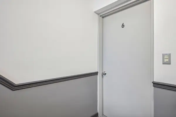 18 Thirty Third ST #6, Toronto W06, ON M8W 3G9