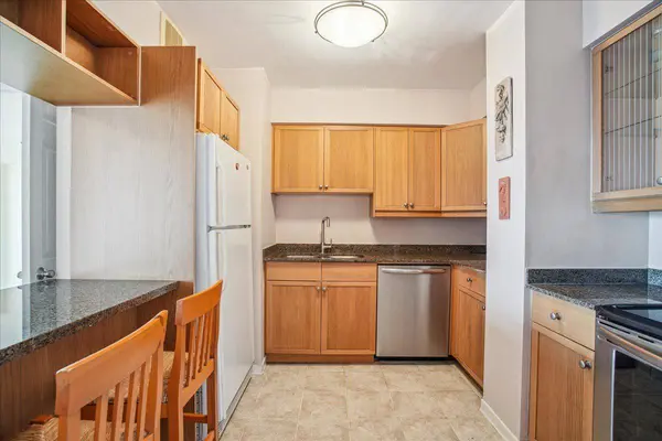 1300 Islington AVE #1609, Toronto W08, ON M9A 5C4