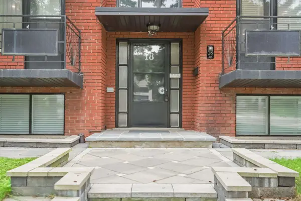 18 Thirty Third ST #6, Toronto W06, ON M8W 3G9