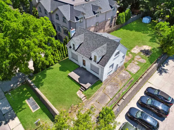 86 Kerr ST, Oakville, ON L6K 3A3