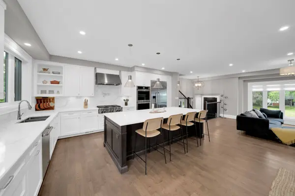 438 Southland CRES, Oakville, ON L6L 3N8