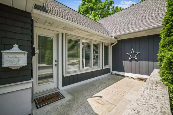 382 Trafalgar RD, Oakville, ON L6J 3H5