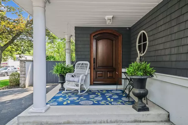 382 Trafalgar RD, Oakville, ON L6J 3H5