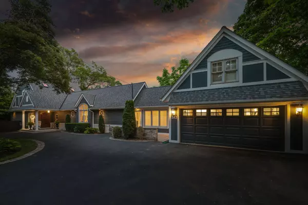 382 Trafalgar RD, Oakville, ON L6J 3H5