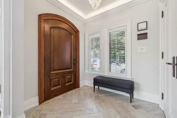 382 Trafalgar RD, Oakville, ON L6J 3H5