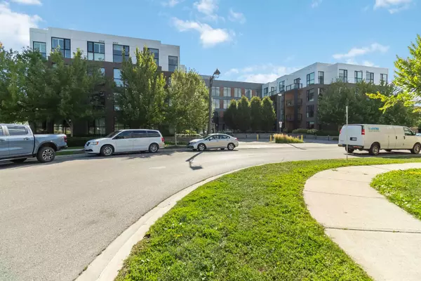 150 Sabina DR #108, Oakville, ON L6H 7C3