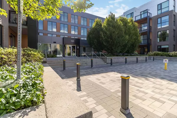 150 Sabina DR #108, Oakville, ON L6H 7C3