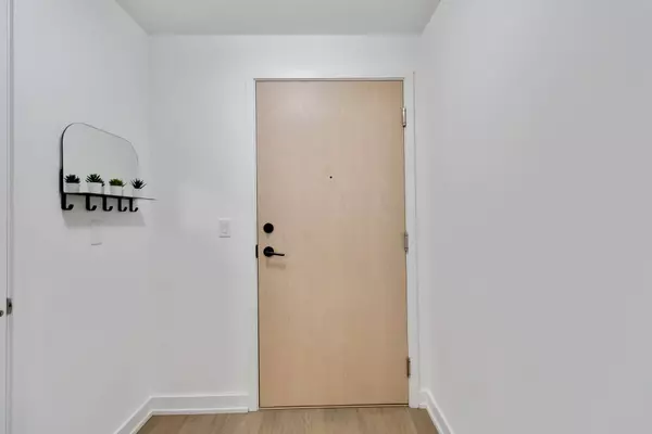 150 Sabina DR #108, Oakville, ON L6H 7C3