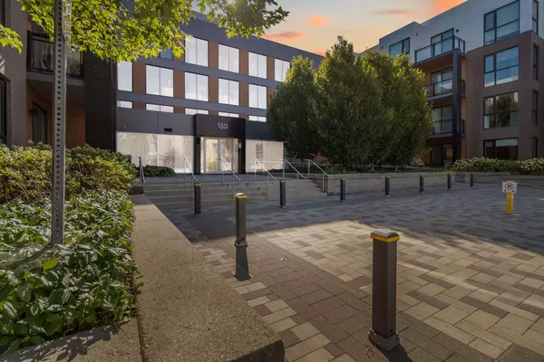 150 Sabina DR #108, Oakville, ON L6H 7C3