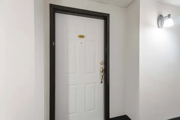 970 Golf Links RD #205, Hamilton, ON L9K 1J8