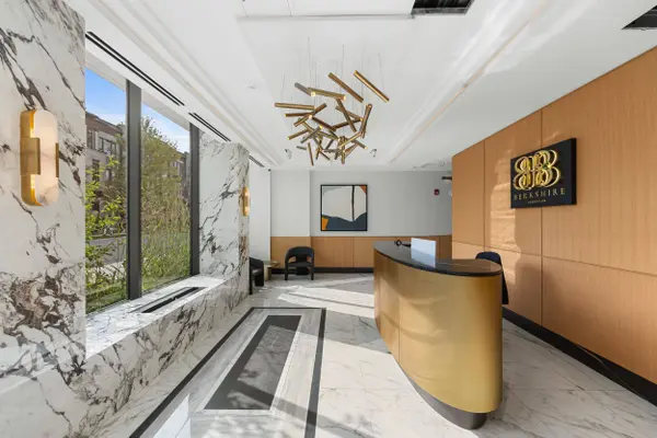 123 Maurice DR #214, Oakville, ON L6K 2W6