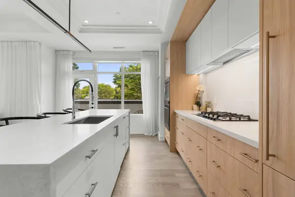 123 Maurice DR #214, Oakville, ON L6K 2W6
