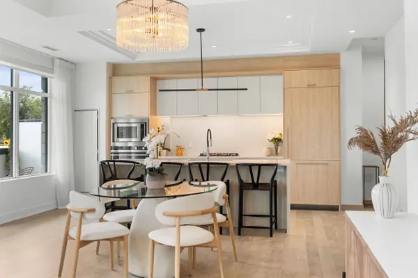 123 Maurice DR #214, Oakville, ON L6K 2W6