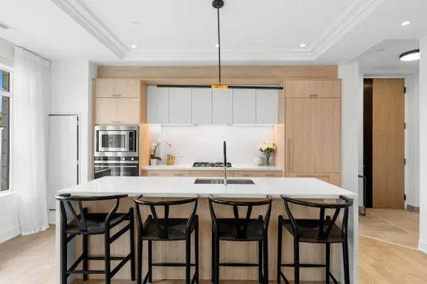 123 Maurice DR #214, Oakville, ON L6K 2W6