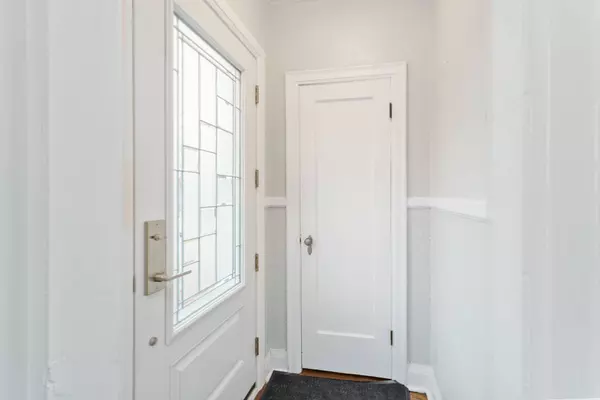 136 Ivon AVE, Hamilton, ON L8H 5S8