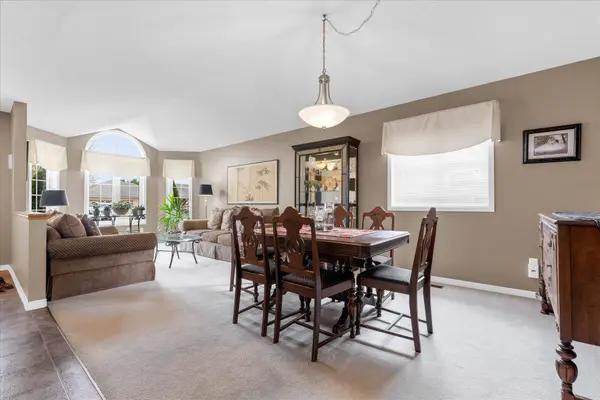 67 Loneoak CRES, Hamilton, ON L8J 2T9