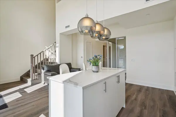 509 Dundas ST W #103, Oakville, ON L6M 4M2