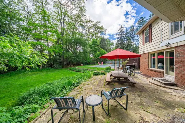 142 Abbey CT, Oakville, ON L6J 4L1