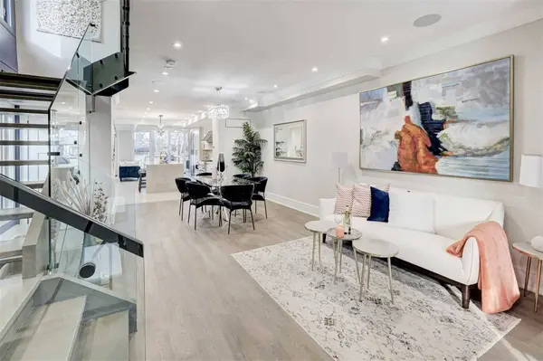 94 Lake CRES, Toronto W06, ON M8V 1W1