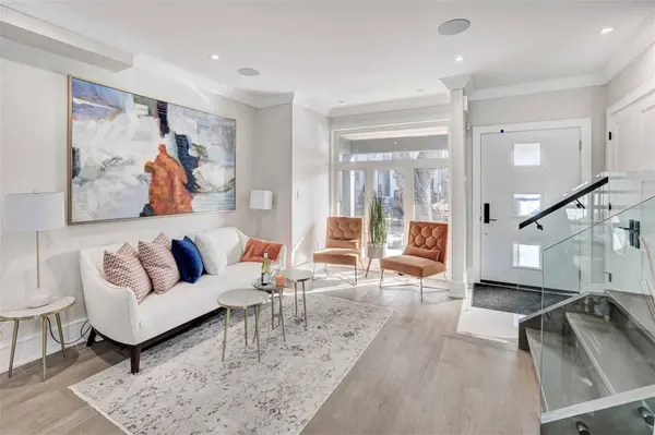 94 Lake CRES, Toronto W06, ON M8V 1W1