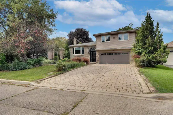 24 Golf View DR, Brampton, ON L6W 1A5