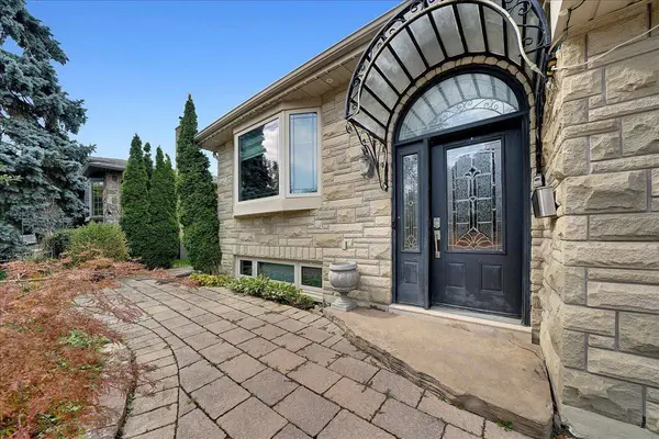 24 Golf View DR, Brampton, ON L6W 1A5