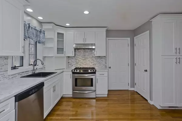 128 Roosevelt Ave, Agawam, MA 01030