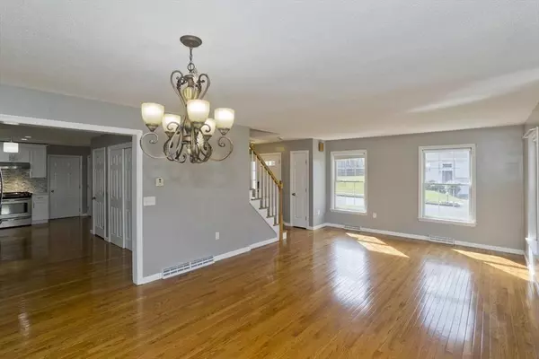 128 Roosevelt Ave, Agawam, MA 01030