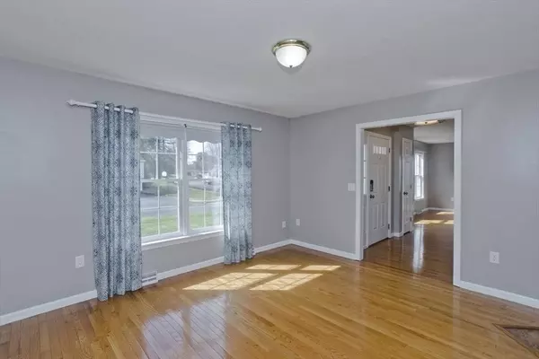 128 Roosevelt Ave, Agawam, MA 01030