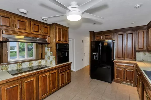 46 Giffin Pl, Agawam, MA 01030