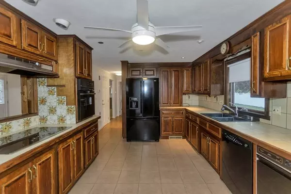 46 Giffin Pl, Agawam, MA 01030