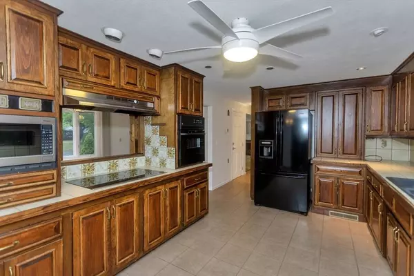 46 Giffin Pl, Agawam, MA 01030