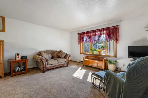 3932 Falcon Dr, Rapid City, SD 57701