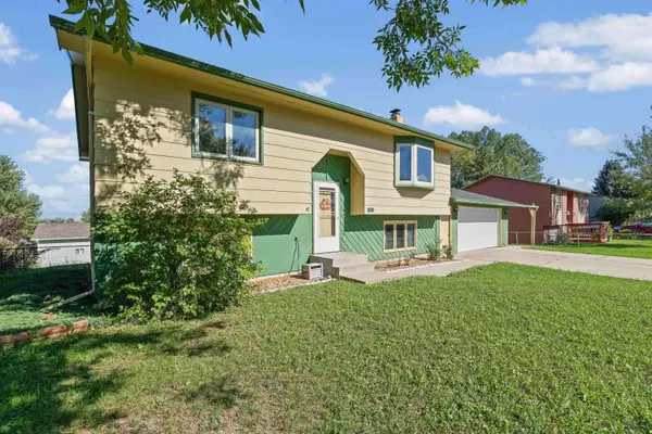 3932 Falcon Dr, Rapid City, SD 57701