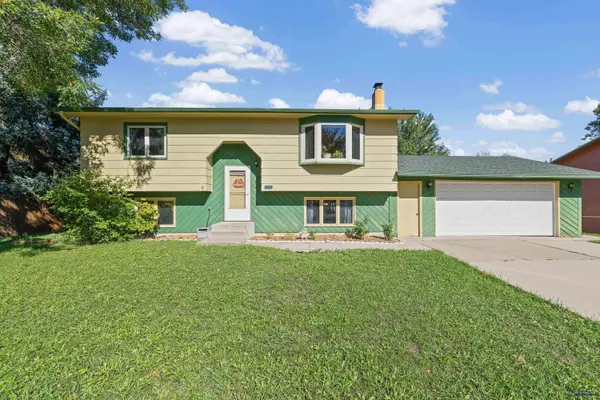 3932 Falcon Dr, Rapid City, SD 57701